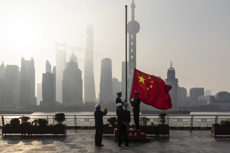 2022年1月4日，中國海關官員在上海外灘升旗儀式彩排。（攝影／Qilai Shen／Bloomberg／Getty Images）