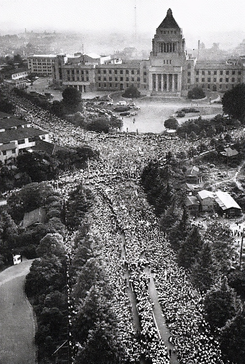 1960年抗議《日美安保條約》的安保鬥爭，上萬示威者在6月18日包圍日本國會。（照片來源／朝日新聞社「アルバム戦後25年」／ Wikimedia Commons）