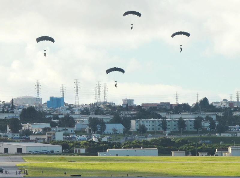 2017年9月27日，沖繩嘉手納空軍基地（Kadena Air Base）的美軍進行空降演練。（攝影／Kyodo News Stills via Getty Images／Getty Images）