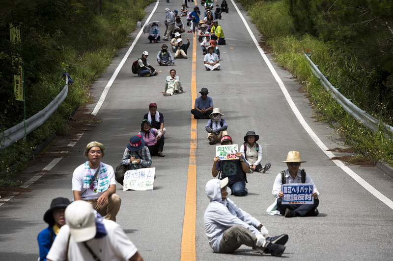 2016年9月14日，沖繩縣東村高江聚落，反基地抗議者在美軍北部訓練場大門附近堵塞道路，抗議基地新增修建軍用直升機停機坪。（攝影／Richard Atrero de Guzman／NurPhoto via Getty Images／Getty Images）