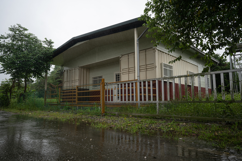 由於現行農地變更建地成本較高，太巴塱常見有人選擇直接住在改建的鐵皮屋裡。（攝影／林彥廷）