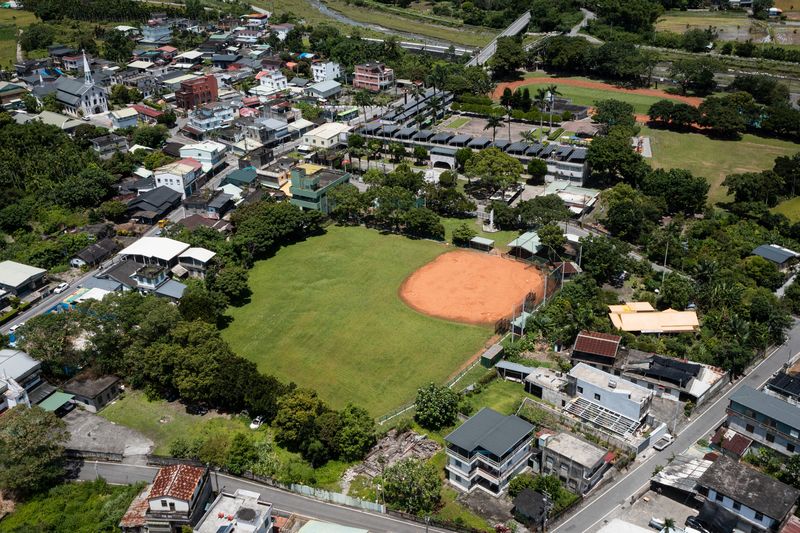 許多原住民部落裡的公家機關也是違建，如太巴塱國小的棒球場就位在農地而非機關用地，將來也希望透過鄉村地區整體規劃進行回饋後轉為合法建築用地。（攝影／林彥廷）