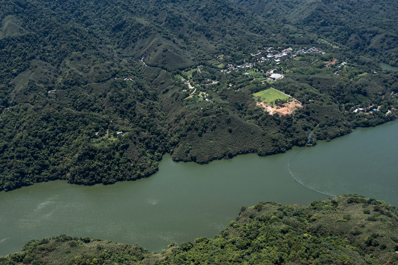 石門水庫周遭經過多年開發，綠色陣線協會常務理事林長茂質疑，桃園市劃設大片農3而非國土保育地區，恐無法改善長期水土保持流失問題。（攝影／林彥廷）