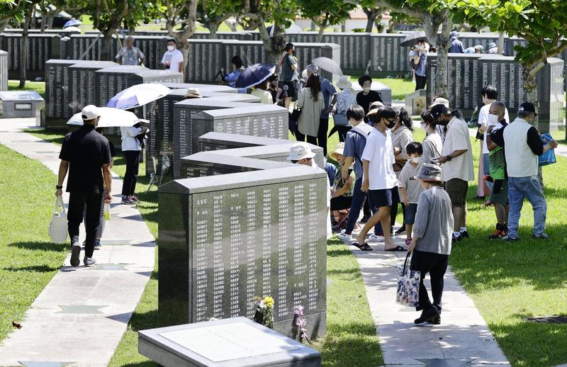 2022年6月23日，沖繩島戰役結束77週年，人們參觀沖繩絲滿市的和平紀念公園紀念碑。紀念碑上刻著第二次世界大戰中，日美軍隊在戰鬥時犧牲的20萬多人的名字。（攝影／Kyodo News via Getty Images）