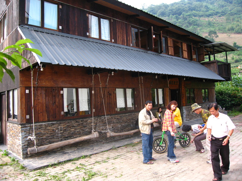 2002年，東埔一鄰族人自立造屋，搭建部落教室，開創學生課後輔導、布農文化推廣、原民權益推動等公共討論。（照片提供／顧玉玲）