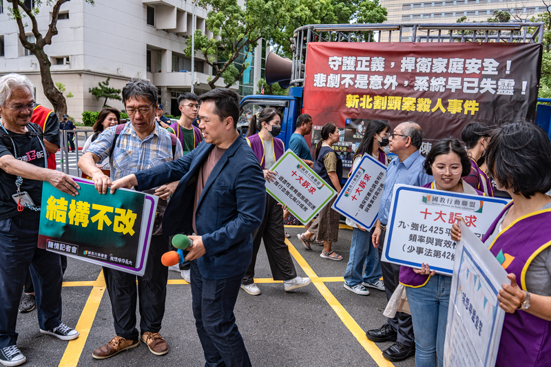 9月30日上午，國教行動聯盟（國教盟）等民間團體在立法院群賢樓外舉行記者會，重申《少年事件處理法》等法制缺陷呼籲修法並遞交請願書。（攝影／陳曉威）