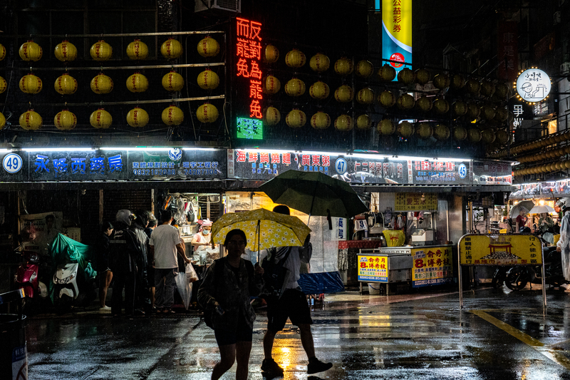 「山坨兒」颱風侵台當天，基隆多處淹水，但積水退去不久，廟口夜市的攤販紛紛搶著開張，拼一個颱風假商機。這區域的管委會還在入口處的跑馬燈打上「反對罷免」字幕。（攝影／陳曉威）