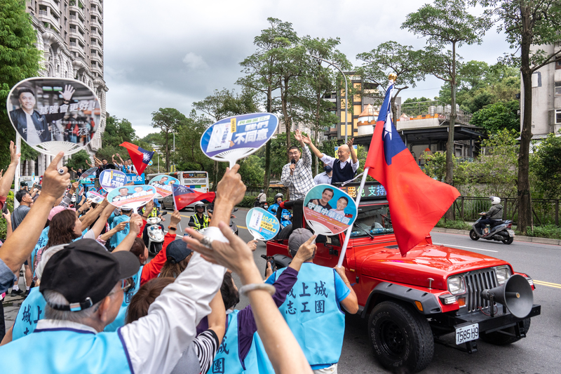 罷免投票前一天，國民黨政治明星們陪同市長謝國樑深入各街區拜票。（攝影／陳曉威）