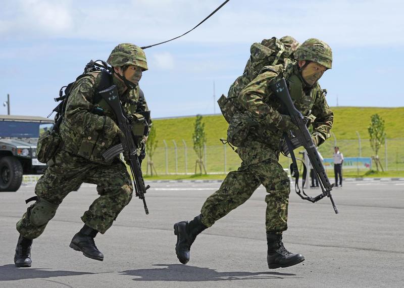 2023年10月7日，日本陸上自衛隊在沖繩縣石垣島的一個營區進行演習。（攝影／Kyodo News via Getty Images）