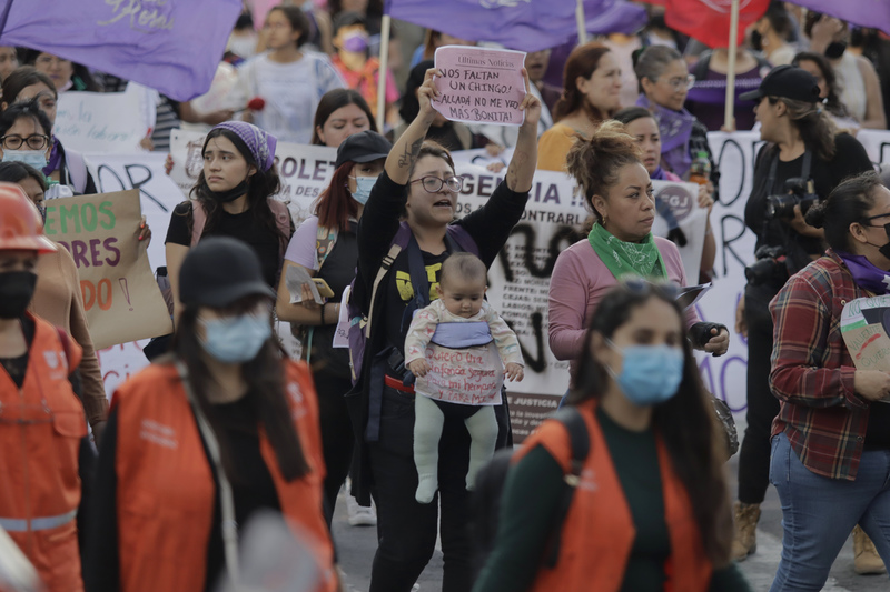 2022年11月25日國際消除對女性使用暴力日，許多女性主義團體和女性被謀殺受害者家屬，在墨西哥城憲法廣場示威。圖中一位母親帶著孩子參與示威活動。（攝影／Gerardo Vieyra／NurPhoto via Getty Images）