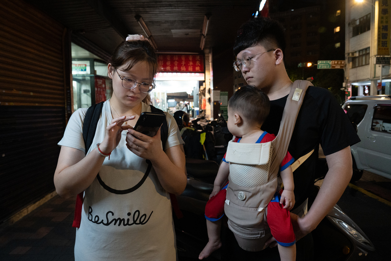 愛德華和鯨魚（皆為化名）是一對未滿30歲的年輕夫妻，過去他們選擇住在兩坪多的青旅長租套房裡，有了小孩後則搬到空間稍大的套房，但三人共享的空間幾乎已經貼近法定的最低居住水準底線。（攝影／陳曉威）