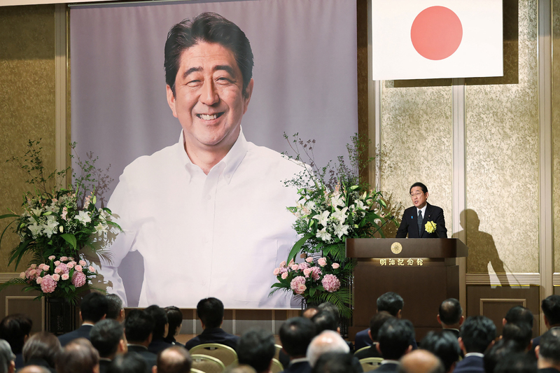 2023年7月8日，時任日本首相的岸田文雄在東京明治紀念館舉行的前首相安倍晉三逝世一周年追悼會上致詞。（攝影／JIJI PRESS／AFP)