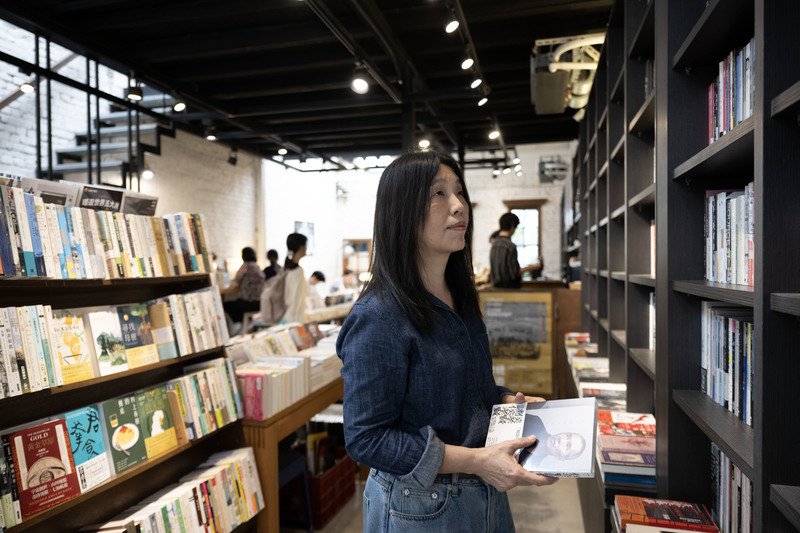 陳正菁在2017年進駐赤峰街，先後開設浮光、春秋書店。她觀察，赤峰街一帶新、舊商家錯落，不少商家、住戶之間關係緊密，有著獨特的巷弄文化。（攝影／楊子磊）