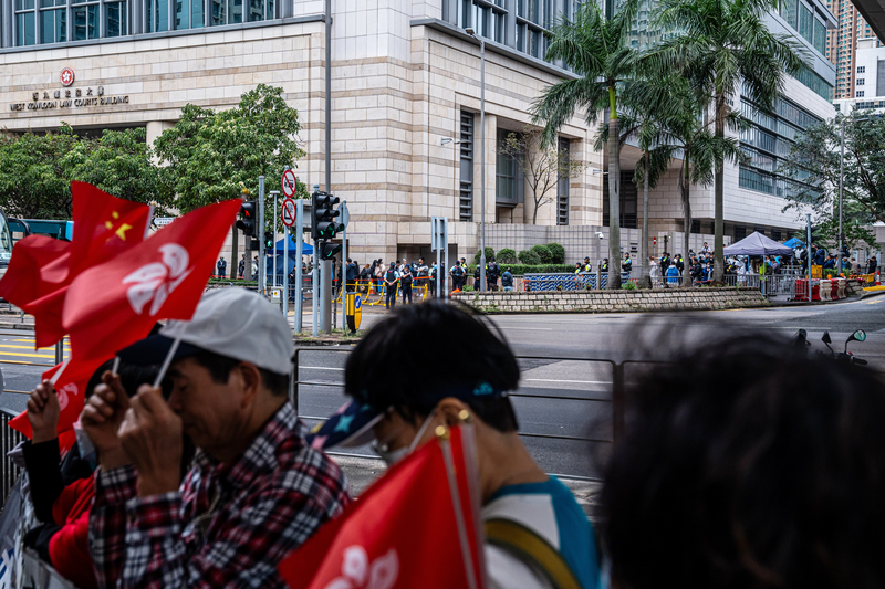 親政府支持者在香港西九龍法院外揮舞中國和香港特別行政區（HKSAR）旗幟。（攝影／Lam Yik／Bloomberg via Getty Images）