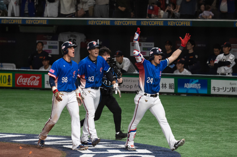 11月24日台日冠軍戰，關鍵五局上台灣隊長陳傑憲一棒將球送過右外野大牆，直接灌下3分，幫助台灣取得4：0領先。（攝影／林彥廷）