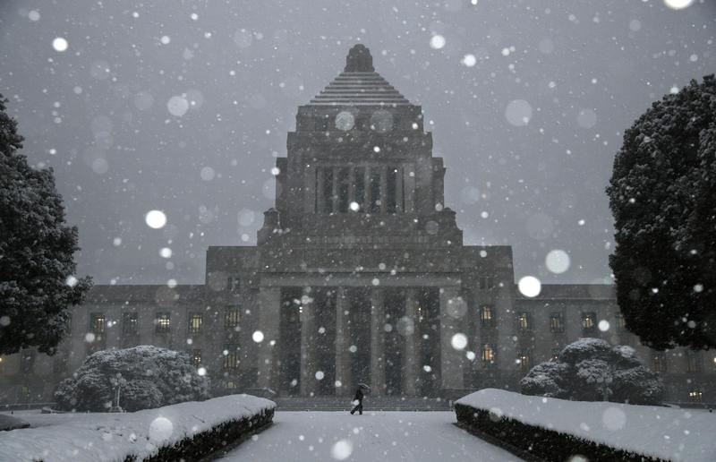 2018年1月22日，大雪中的東京國會議事堂。日本國會所在的永田町就在霞關東側，因此新聞裡時常以永田町和霞關的拉扯，代稱日本政治領袖與行政官僚之間的互動。（攝影／Kyodo News via Getty Images）