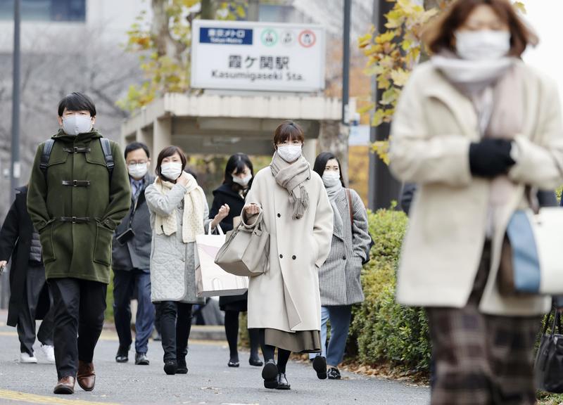 2020年12月28日，在COVID-19大流行期間，戴著口罩的通勤者前往東京霞關地區上班。疫情時，厚生勞動省、內閣官房、國土交通省是三大過勞問題最嚴重的國家公務機關。（攝影／Kyodo News via Getty Images）