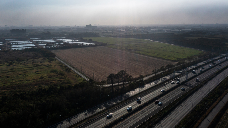 九崴電廠原先位於台南市安定區的場址預定地，為台糖農牧特定專用區。後因環評初審未過，及遭遇市府、市議會、居民反對設址，才重新選址於南科旁的樹谷園區。（攝影／林彥廷／資料照片）