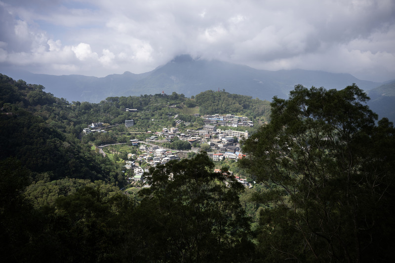 屏東縣霧台鄉部落全景，周圍梯田則是耕地，受到人口流失影響，耕地面積與過去相比已經減少很多。（攝影／楊子磊）