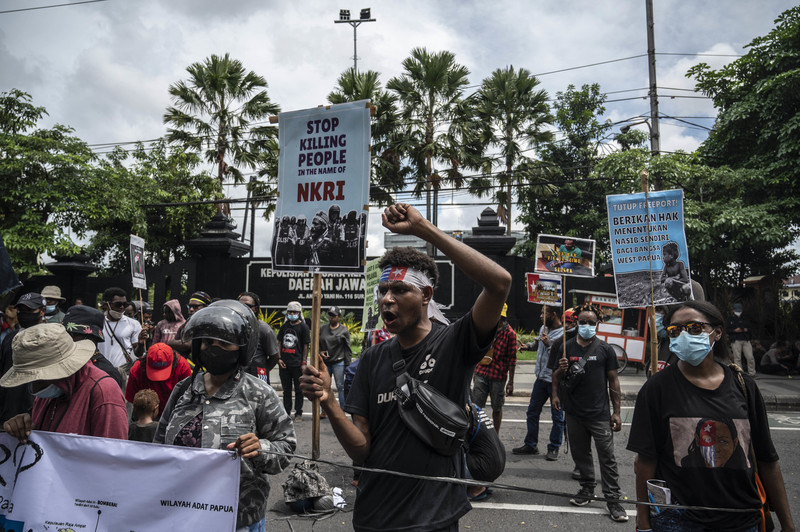 On May 10, 2022, students from Indonesia's Papua Province protested in Surabaya against the Jokowi government's plan to develop new administrative regions in the eastern Papua area of Indonesia. (Photo by Juni Kriswanto/AFP)