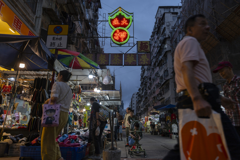 蓋住天際的伸出式招牌是香港最具特色的街景印象，但近年面臨拆除危機。（攝影／陳朗熹）