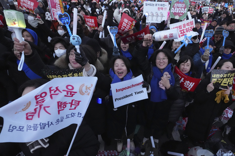 2024年12月14日星期六，韓國首爾國會議事堂外的集會民眾，在聽到國會投票通過彈劾總統尹錫悅的消息後熱烈歡呼。（攝影／Lee Jin-man／AP Photo／達致影像）