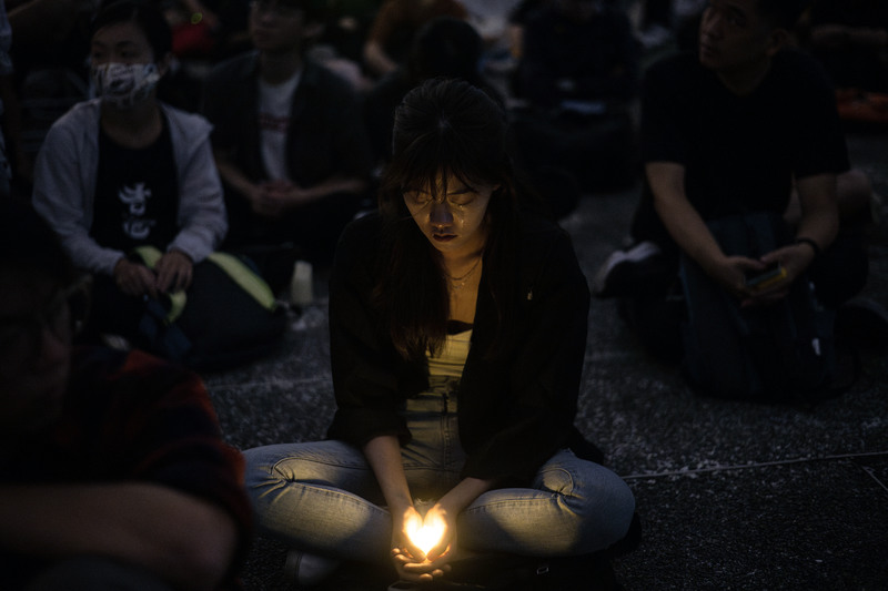 2024年6月4日，華人民主書院等民間團體於中正紀念堂前舉辦六四35週年紀念晚會。一位民眾在悼念活動中落淚。（攝影／楊子磊）