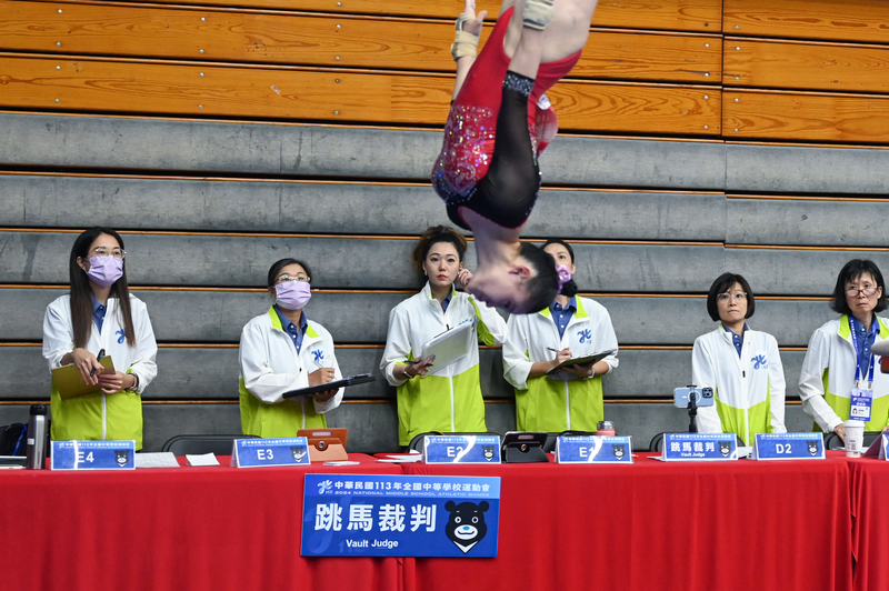 113年全國中等學校運動會，暌違12年再次於台北市舉辦。圖為4月24日競技體操的女子跳馬項目比賽中，裁判們凝視翻轉中的選手姿態。（攝影／林彥廷）