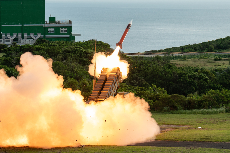 2024年8月20日上午，國軍在中山科學院「九鵬基地」進行「海空精準飛彈射擊操演」，現場發射2枚美製「愛國者二型」和1枚國造「天弓三型」對空飛彈。圖為「愛國者二型」飛彈從發射架中發射。（攝影／陳曉威）