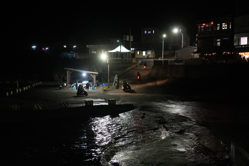 入夜的海子口漁港。（攝影／陳曉威）