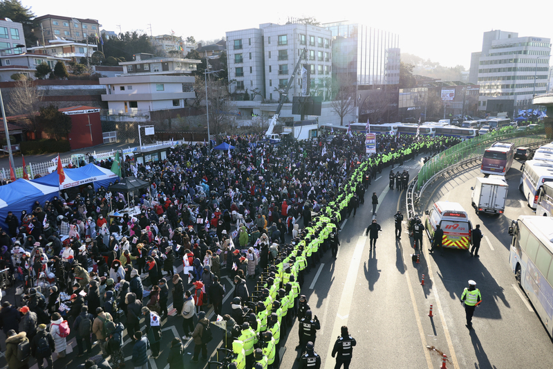 2025年1月15日，第二次逮捕行動時，聚集在韓國總統官邸外的尹錫悅支持者。（攝影／Jean Chung／Bloomberg via Getty Images）