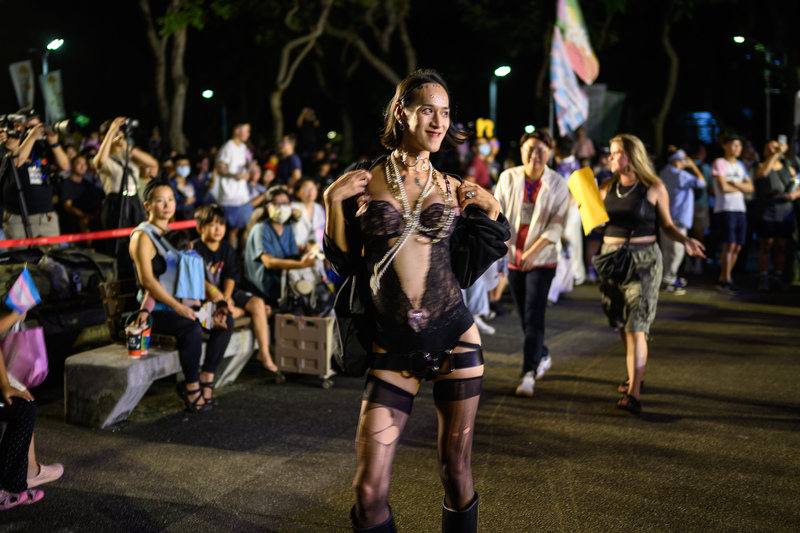 跨女酸六動過隆胸手術，但並沒有切除男性生殖器，她很大方地在跨性別遊行隊伍中展示自己的身體。（攝影／黃世澤）