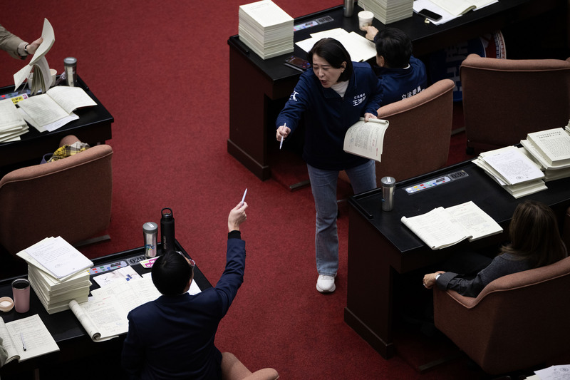 1月20日上午，立法院進行2025年中央政府總預算之表決，過程中民進黨籍立委李坤城與國民黨籍立委王鴻薇發生爭執。（攝影／楊子磊）