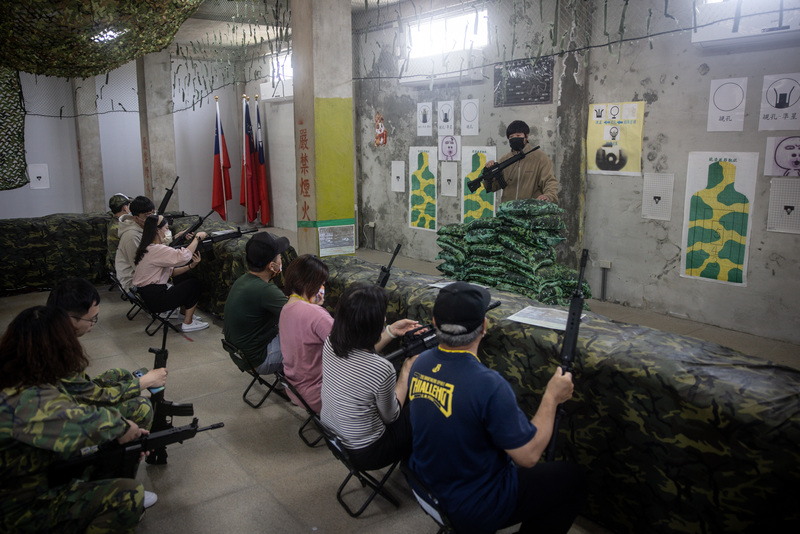 2023年4月9日，遊客在金門的后麟步槍模擬射擊館體驗操作槍枝。（攝影／Chris McGrath／Getty Images）