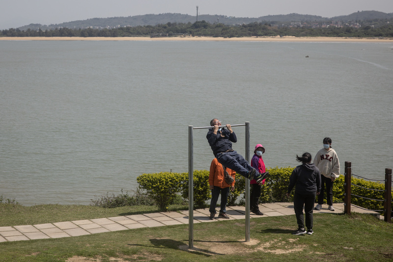 2023年4月9日，一名遊客在金門的沙溪堡內吊單槓。（攝影／Chris McGrath／Getty Images）