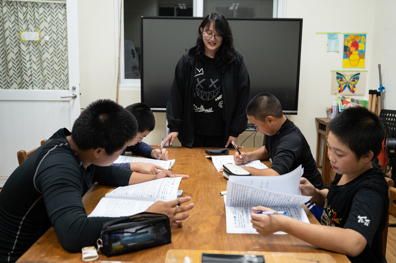 由台東大學教育學系為體育班孩子量身定做的補救教學教材，針對不同程度有不同內容，在課輔老師的協助下，增加孩子們的國語文能力。（攝影／林彥廷）