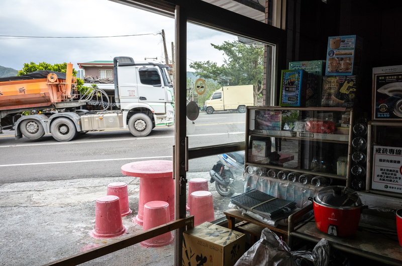 獅子國中對面的雜貨店見證了獅子鄉的變化。老闆娘說，當地居民已經與瀝青廠共處好幾年，對於瀝青的異味也只能承受。（攝影／黃世澤）