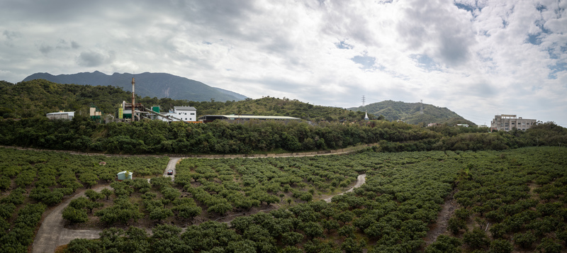 從台九線可看見豐惇瀝青廠（左方建築）突兀地坐落在河岸邊，右方建築（獅子鄉綜合體育館）後側的獅子國中與瀝青廠距離不到500公尺。（攝影／黃世澤）