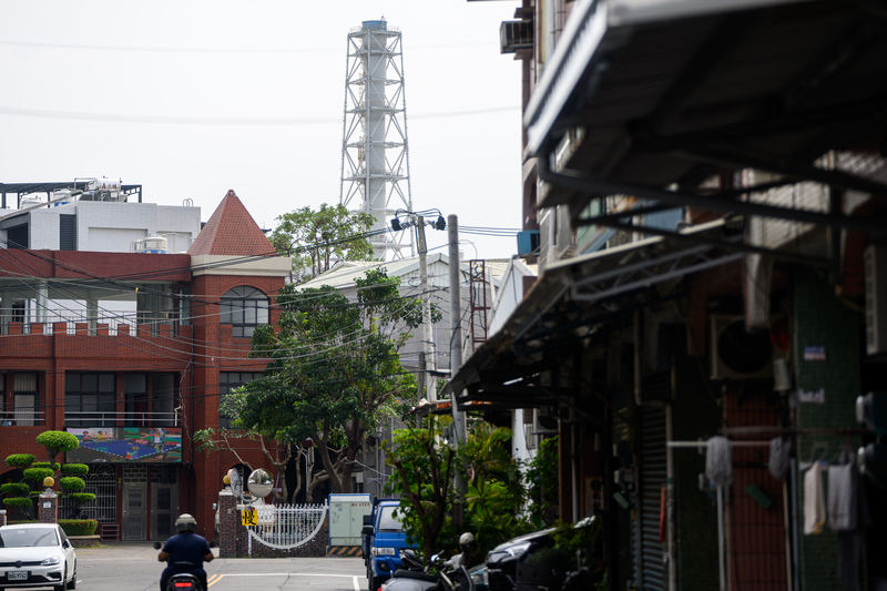 竹後國小緊鄰台塑仁武廠與仁大產業園區。有學校職員說，與其讓孩子繼續在這樣嚴重汙染的環境下上學，廢校也許比較好。（攝影／黃世澤）