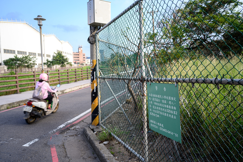 考量到樹林國小周圍被工廠包圍，導致學生嚴重流失，桃園市政府規劃在樹林里新設國小，讓孩子能在更安全的環境下長大。（攝影／黃世澤）