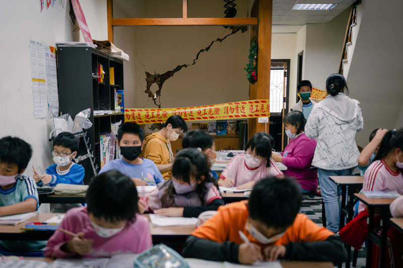 小太陽關愛協會的建築在震災中受損待修，不少協會照顧的孩子也是受災戶。楠西男女老幼的生活，仍待修補與重建。（攝影／馬雨辰）