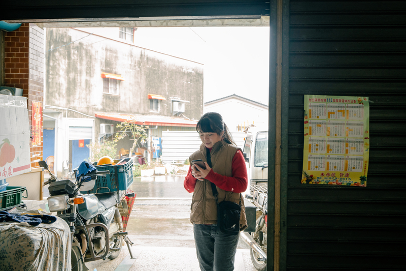 地震以來，Facebook社團「楠西在地人」版主呂英瑛串起外界資源與民眾需求，也在這個居民普遍高齡，不擅使用網路的偏鄉，肩負將災情傳出去的重要角色。（攝影／馬雨辰）