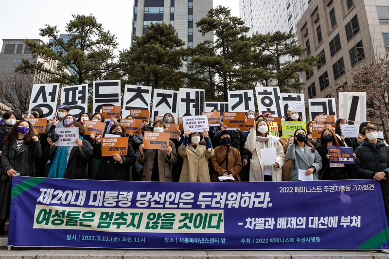 2022年3月11日，包含韓國女性協會（The Korean Women's Association）等130多個女性組織，於首爾國際金融中心前呼籲當選總統尹錫悅接受女性和女性主義者改善性別歧視的要求，並推動向性別平等社會的轉型。（攝影／Chris Jung／NurPhoto via AFP）